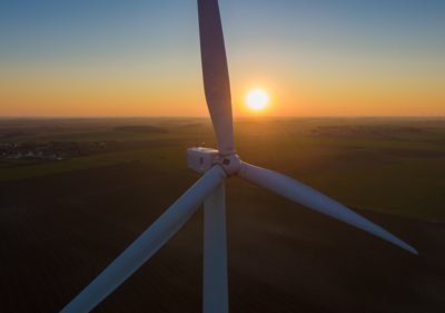 Photo d'éolienne en drone